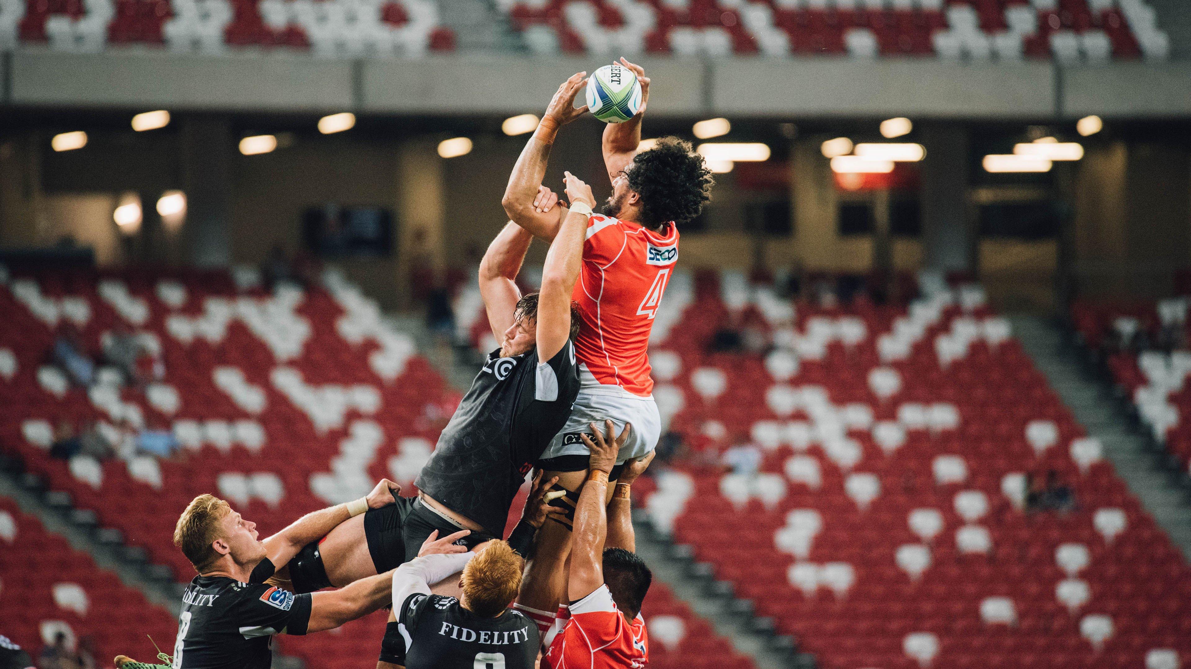 篮协处罚标准引发巨大争议，四新星遭三年禁赛断送生涯，混血球员踩踏对手仅停赛八场