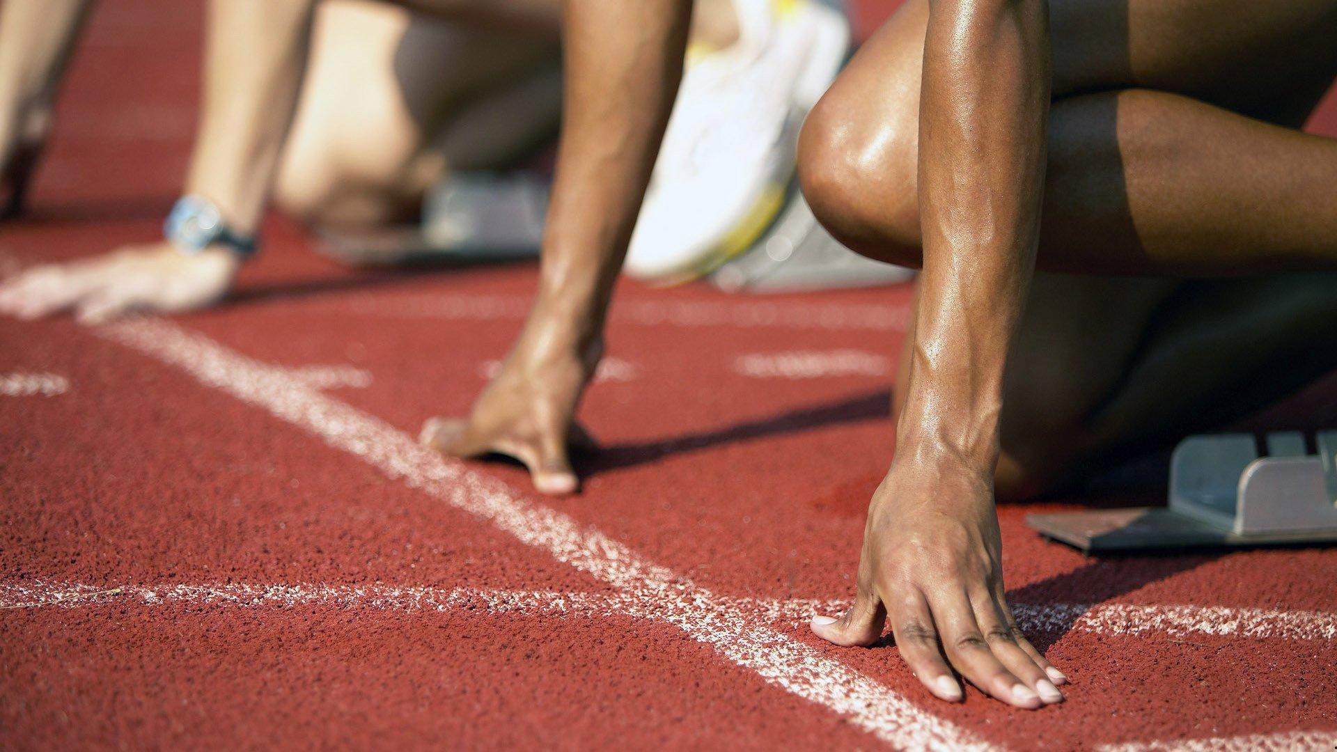 从大前锋到四分卫，解密美国版东契奇坎宁安的篮球基因与橄榄球革命