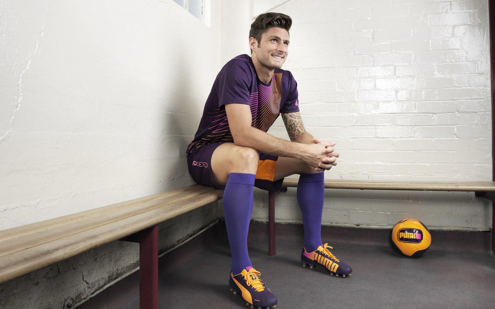 国足新一期集训名单公布，张玉宁领衔，塞鸟马镇入选引关注，阵容年龄结构遭网友热议